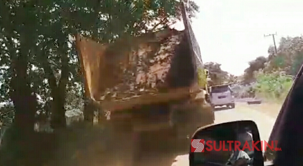 Salah satu kendaraan milik perusahaan yang mengangkut material tambang di jalan raya di Kecamatan Pomalaa, Kabupaten Kolaka, Sulawesi Tenggara tanpa penutup terpal. (Foto: Mirwan/SULTRAKINI.COM)