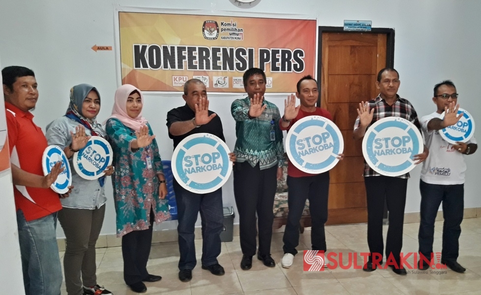 Foto bersama pihak BNN Muna dan KPUD Muna usai tes urine, Jumat (27/4/2018). (Foto: La Ode Alim/SULTRAKINI.COM)