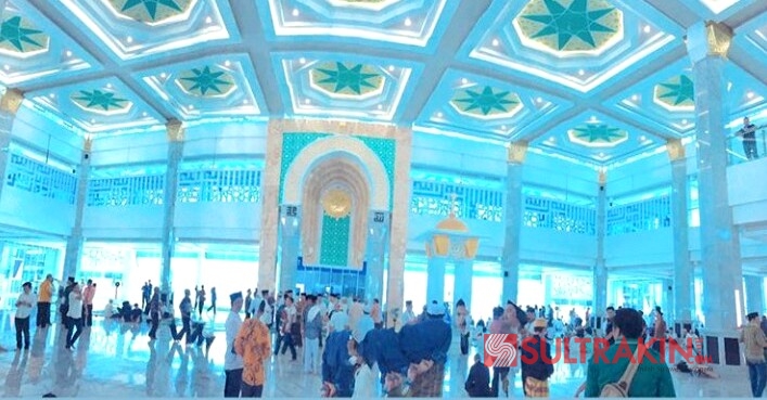 Bagian dalam masjid Al Alam. (Foto: Nur Cahaya/SULTRAKINI.COM)