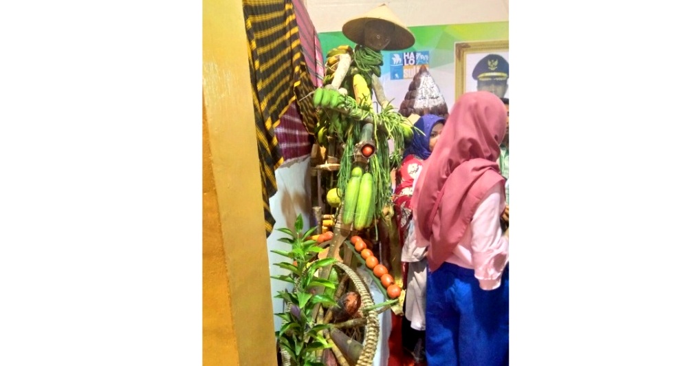 Potret penunggang sepeda dan sepedanya terbuat dari sayuran dan batang bambu/ayaman bambu di stan Kabupaten Muna Barat, Rabu (24/4/2018). (Foto: Sarini Ido/SULTRAKINI.COM)