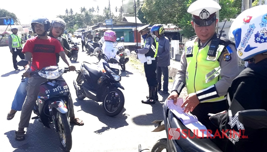 Satlantas Polres Muna melakukan tindakan penilangan kepada pengendara yang melanggar pada Operasi Patuh Anoa 2018 di pertigaan Jalan Kelapa Raha, Senin (30/4/2018). (Foto: La Ode Alim/SULTRAKINI.COM)