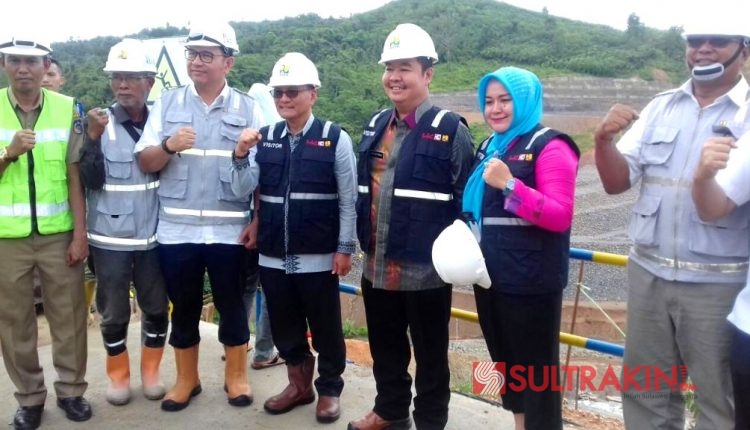 Kunjungan Penjabat Gubernur Sulawesi Tenggara, Teguh Setyabudi di lokasi pembangunan bendungan Ladongi di Kelurahan Atula, Kabupaten Kolaka Timur, Sultra, Kamis (22/3/2018). (Foto: Dok.SULTRAKINI.COM)