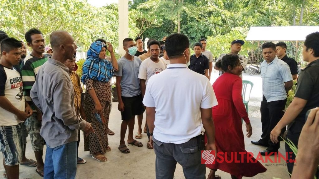 Keluarga korban YT (16) mendatangi kantor Polsek Wangi-wangi Selatan yang menduga pelaku belum dilakukan penahanan, Selasa (10/4/2018). (Foto: Amran Mustar Ode/SULTRAKINI.COM)