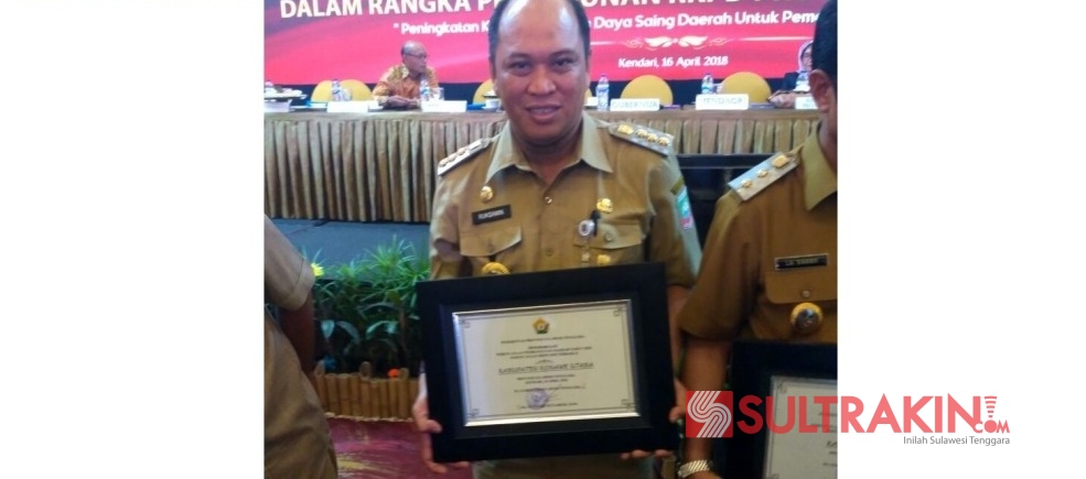 Bupati Konawe Utara, Ruksamin memegang penghargaan terbaik II atas penyusunan rencana kerja pemerintah daerah 2018 tingkat Provinsi Sulawesi Tenggara di Hotel Grand Clarion Kendari, Senin (16/4/2018). (Foto: Sulham Tepamba/SULTRAKINI.COM)
