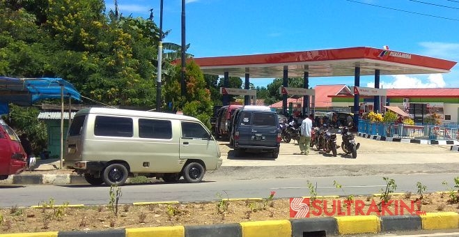 Kondisi antrian BBM di salah satu SPBU yang ada di Kabupaten Kolaka, Sultra. (Foto: Sulfikar/SULTRAKINI.COM)