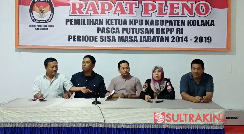 Rapat Pleno Pemilihan Ketua KPUD Kabupaten Kolaka pasca Putusan DKPP, Sabtu (21/4/2018). (Foto: Mirwan/SULTRAKINI.COM)