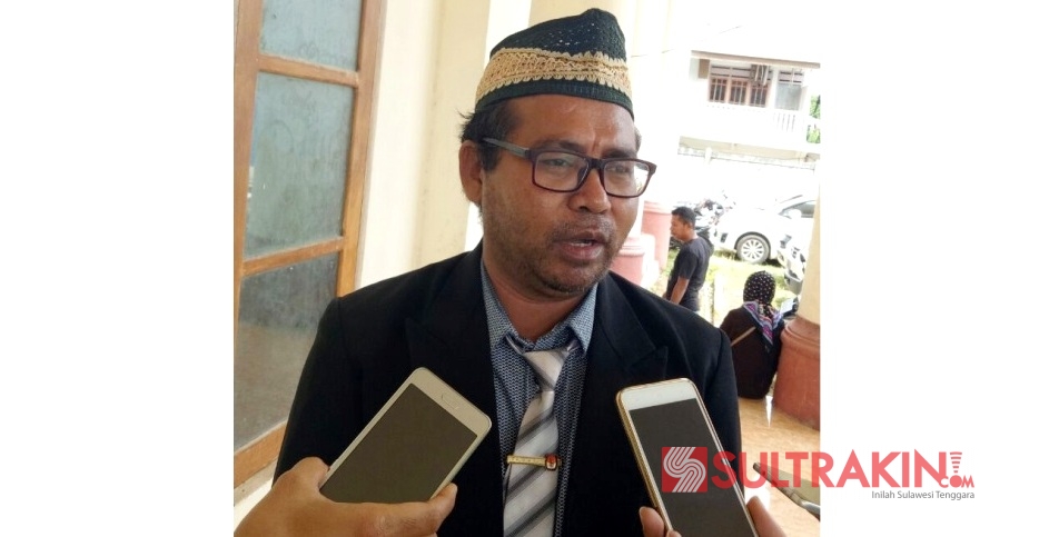 Ketua KPUD Buton, Burhan saat diwawancarai sejumlah awak media, Sabtu (21/4/2018). (Foto: Dok.SULTRAKINI.COM)