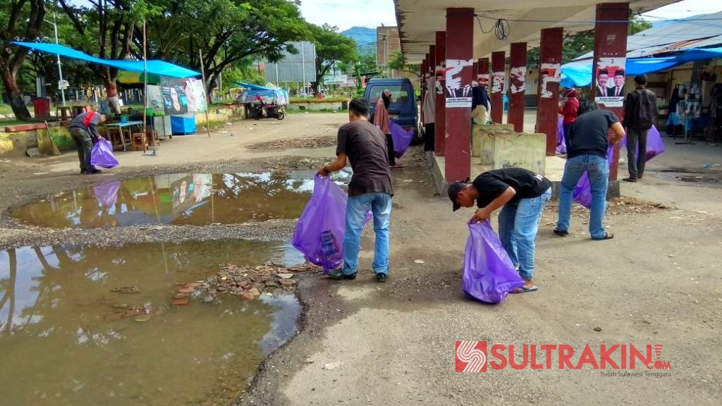 Aksi pungut sampah sejumlah komunitas dan organisasi mahasiswa di pasar Sentral Mekongga, Kabupaten Kolaka, Sultra, Minggu (22/4/2018). (Foto: Sulfikar/SULTRAKINI.COM)