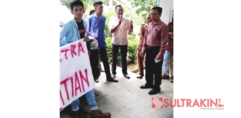 Demonstran GPMI dan LPKP-K sedang berdialog dengan Kepala Balitbang Sultra, Sukanto Toding, Senin (23/4/2018). (Foto: Hasrul Tamrin/SULTRAKINI. COM)