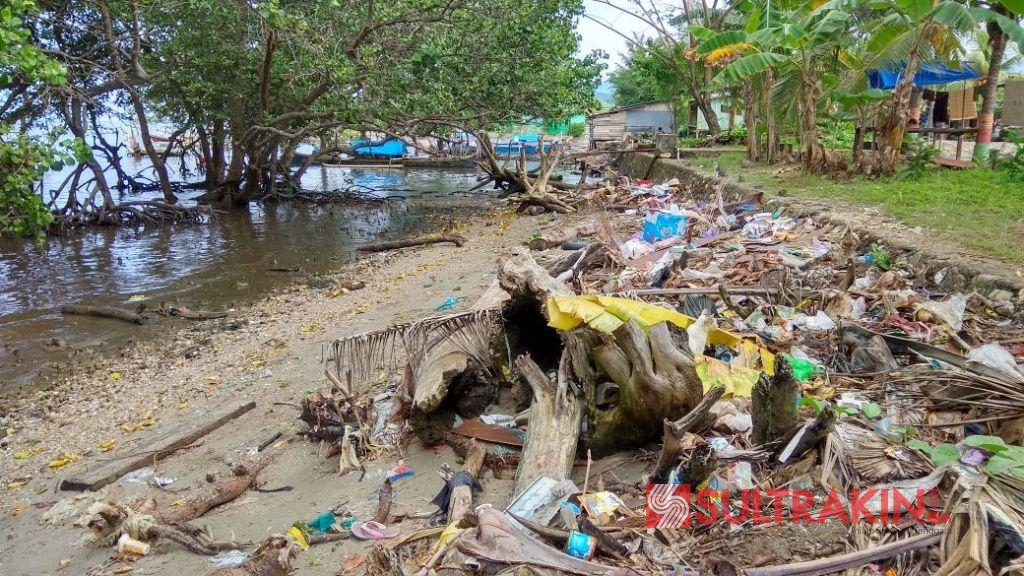 Tumpukkan sampah di pesisir pantai Mangolo, Kabupaten Kolaka, Sultra. (Foto: Zulfikar/SULTRAKINI.COM)