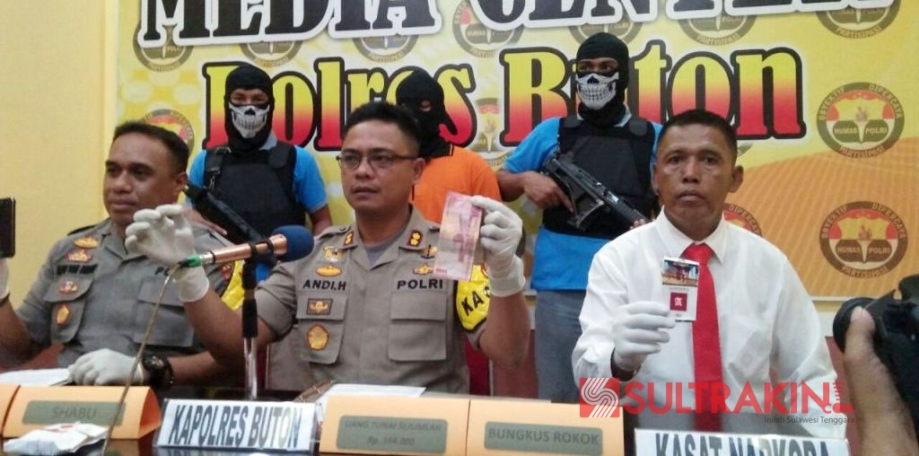 Kapolres Buton AKBP Andi Herman S.I.K (tengah) didampingi Wakapolres Buton Kompol Arnaldo Von Bulow S.I.K (kiri), dan Kasatnarkoba IPTU Bisma Nova ketika memperlihatkan barang bukti saat konferensi pers di aula Polres Buton, Selasa (24/4/2018). (Foto: La Ode Ali/SULTRAKINI.COM)