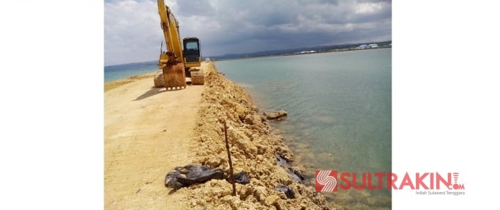 Lokasi proyek penimbunan laut perluasan Kota Mutewe samping Dinas Perikanan Muna. (Foto: Dok.SULTRAKINI.COM)