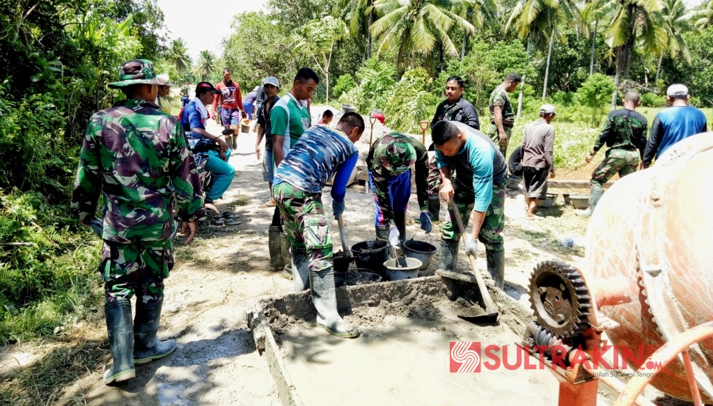 TNI bersama warga bergotong royong dalam pengerjaan drainase di Desa Suka Damai yang selalu jadi langgalan banjir. (Foto: Arto Rasyid/SULTRAKINI.COM)