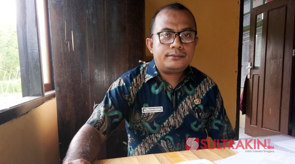 Kepala Seksi Kelembagaan dan Sarana Prasarana Dinas Pendidikan Kabupaten Muna Barat, Burhanuddin. (Foto: Akhir Sanjaya/SULTRAKINI.COM)