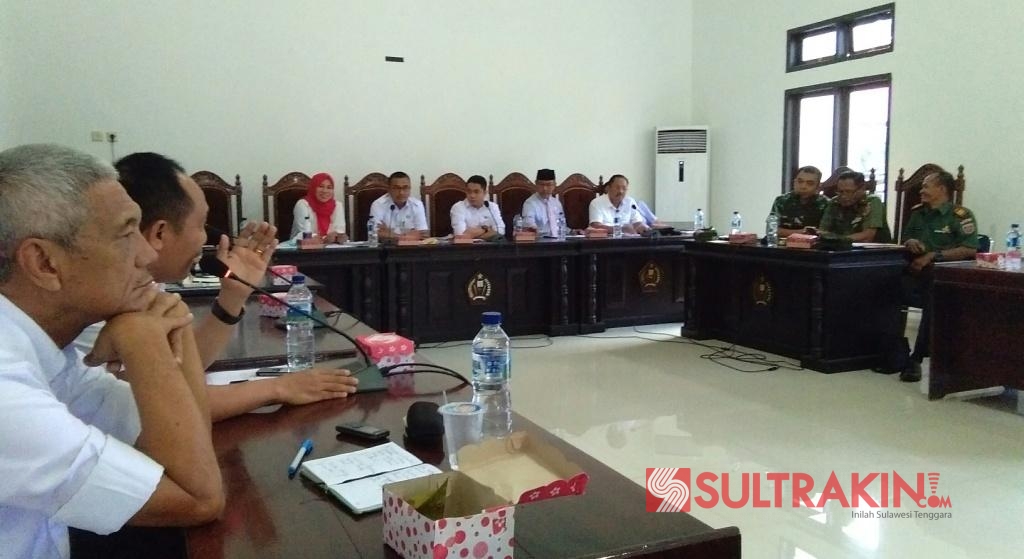 Suasana hearing Komisi II DPRD Konawe terkait penetapan harga gabah ketring di Konawe. (Foto: Mas Jaya/SULTRAKINI.COM)