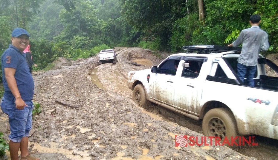 Kondisi jalan provinsi di Kecamatan Latoma yang sulit dilalui kendaraan. Foto diambil tahun 2017 lalu, saat kunjungan Komisi II DPRD Konawe. (Foto: Mas Jaya/SULTRAKINI.COM)