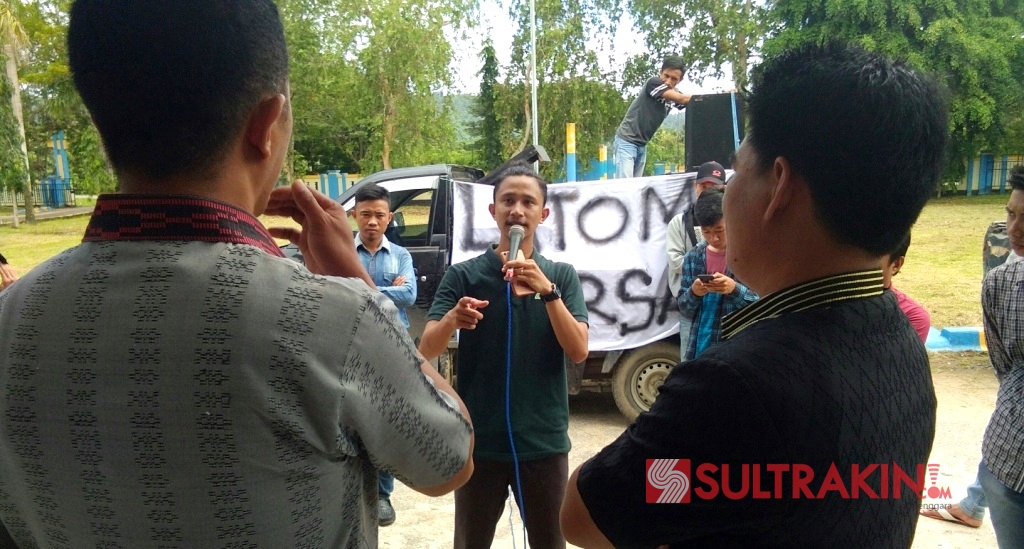 Sainul bersama Masyarakat Latoma Bersatu saat menggelar aksi unjuk rasa di kantor Dinas PUTR Konawe, Kamis (26/4/2018). (Foto: Mas Jaya/SULTRAKINI.COM)