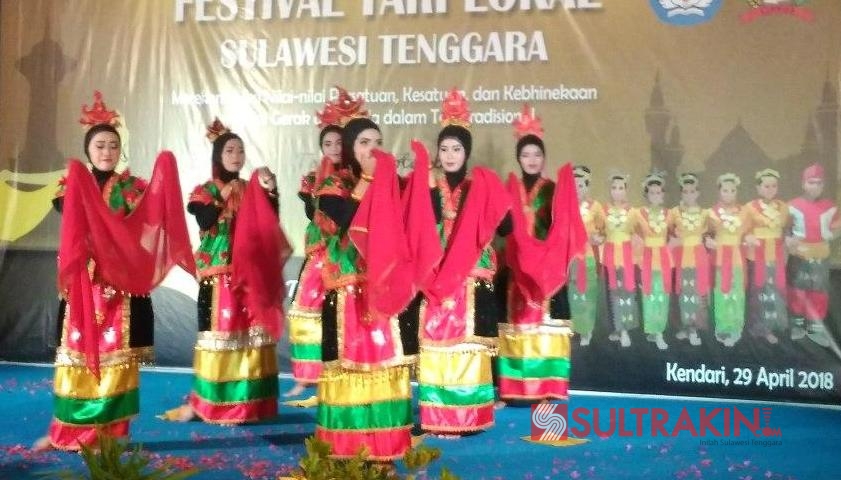 Tari Linda asal Kabupaten Muna dipementasan Festival Tari Tradisional yang digagas oleh LIPPOS Sultra. (Foto: Hasrul Tamrin/SULTRAKINI.COM)