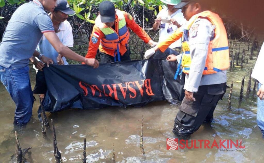 Korban tenggelam di dermaga Desa Nambo, Kecamatan Lasalimu, Kabupaten Buton, Sultra saat ditemukan oleh Basarnas dan kepolisian, Kamis (5/4/2018). (Foto: Dok.Humas SAR Kendari/SULTRAKINI.COM)