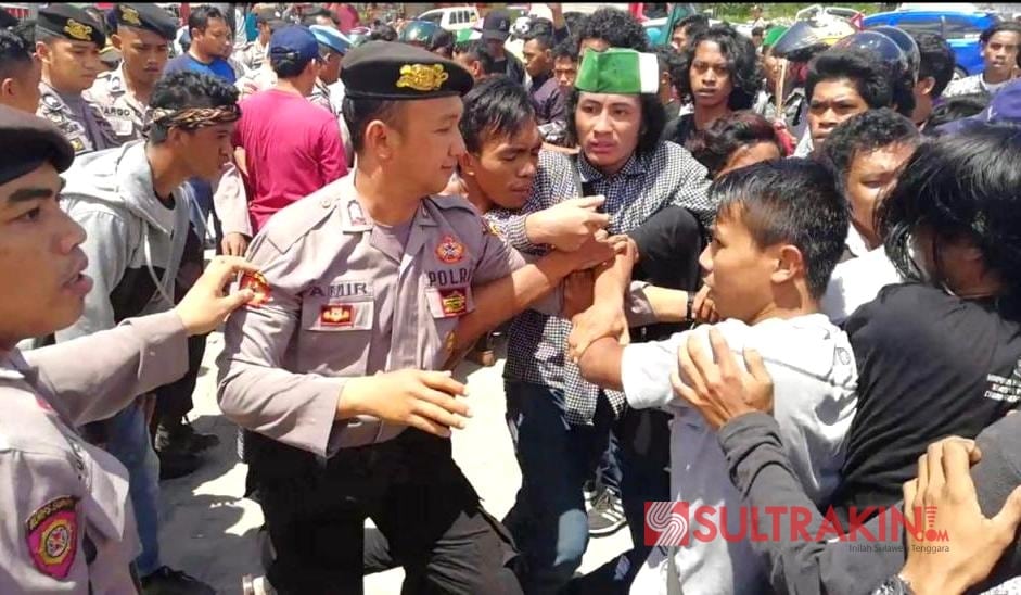 Kericuhan antara aparat kepolisian dan mahasiswa saat menggelar aksi penolakan kenaikan BBM di SPBU Tapak Kuda Kendari, Senin (9/4/2018). (Foto: Wayan Sukanta/SULTRAKINI.COM)
