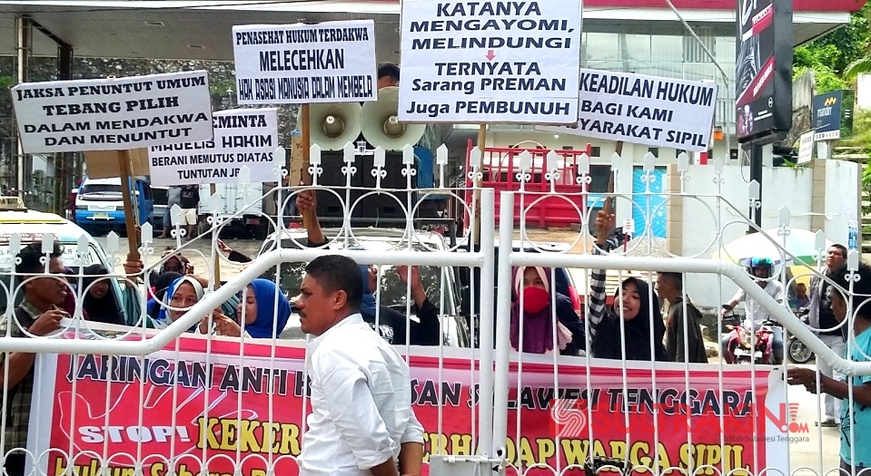 Massa Anti Kekerasan Sultra menyuarakan kasus jalil di gedung Pengadilan Negeri Tipikor/PHI Klas I A Kendari, Rabu (2/5/2018). (Foto: Ifal Chandra/SULTRAKINI.COM)