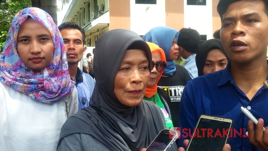 Ibu Almarhum Abdul Jalil Arqam alias Jalil, Rahmatia (jilbab abu-abu) bersama massa aksi di Pengadilan Negeri Kendari, Rabu (2/5/2018). (Foto: Ifal Chandra/SULTRAKINI.COM)