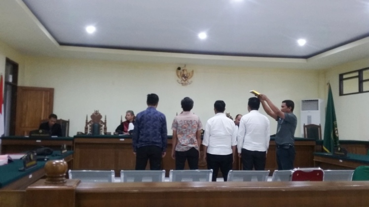 Ke empat terdakwa disumpah sebelum melaksanakan agenda pemeriksaan terdakwa. (foto: IFal/SULTRAKINI.COM)