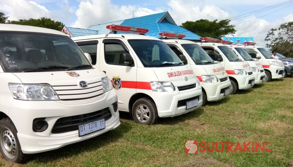 Penyerahan bantuan mobil ambulans untuk peningkatan pelayanan puskesmas di Kabupaten Muna Barat, Sultra, Rabu (2/5/2018). (Foto: Akhir Sanjaya/SULTRAKINI.COM)