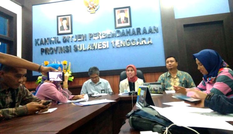 Kepala Kantor Wilayah Ditjen Perbendaharaan Provinsi Sulawesi Tenggara (Sultra), Ririn Qadariah dalam jumpa persnya, Kamis (24/5/2018). (Foto: Nur Cahaya/SULTRAKINI.COM)