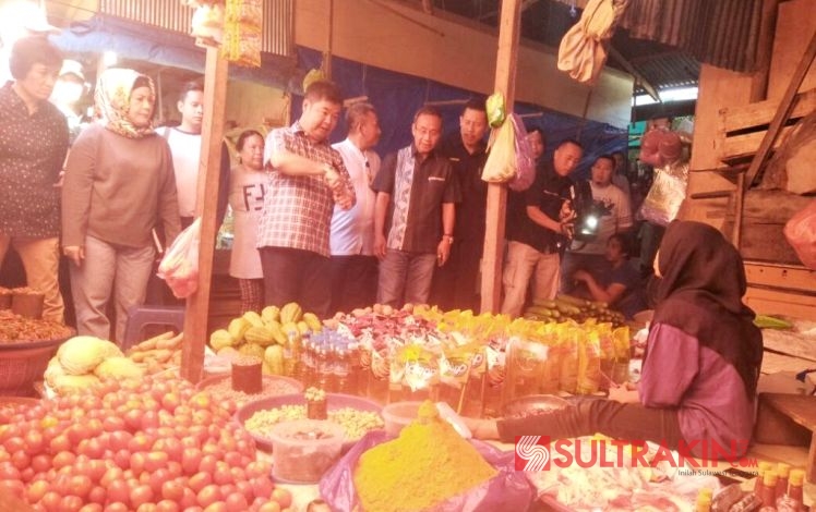 Penjabat Gubernur Sultra, Teguh Setyabudi bersama pegawai instansi lainnya memantau harga sejumlah bahan pokok di pasar Korem, Kota Kendari, Sabtu (5/5/2018). (Foto: Nur Cahaya/SULTRAKINI.COM)