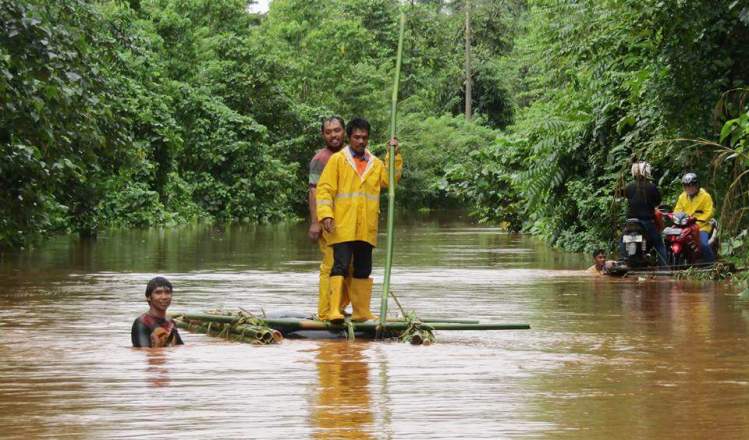 Banjir di ruas jalan trans Sulawesi yang menghubungkan Kabupaten Morowali, tepatnya Desa Polora Indah, Kecamatan Landawe, Kabupaten Konawe Utara, Sultra. (Foto: Sulham Tepamba/SULTRAKINI.COM)