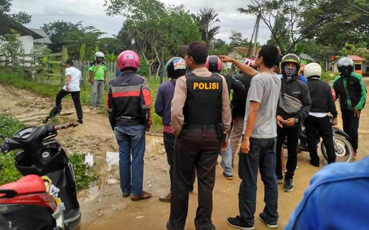 Kepolisian Polsek Baruga saat meninjau lokasi penganiayaan Driver Grab Bike Kendari pukul 09.00 Wita, Rabu (30/5/2018). (Foto: Ifal chandra/ SULTRAKINI.COM).