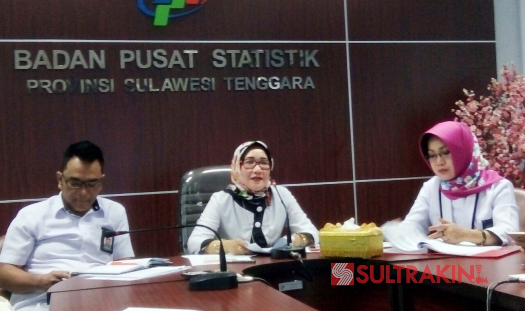 Kepala Bidang Statistik Distribusi BPS Provinsi Sultra, Surianti Toar (kiri) dalam kesempatan rilis nilai ekspor-impor Sultra, Rabu (2/5/2018). (Foto: Nur Cahaya/SULTRAKINI.COM)