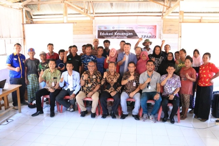 Foto bersama Kepala OJK Sultra, Mohammad Fredly Nasution bersama masyarakat Desa Labengki, Kabupaten Konawe Utara dalam kegiatan edukasi mengelola keuangan, Senin (7/5/2018). (Foto:OJK/SULTRAKINI.COM)