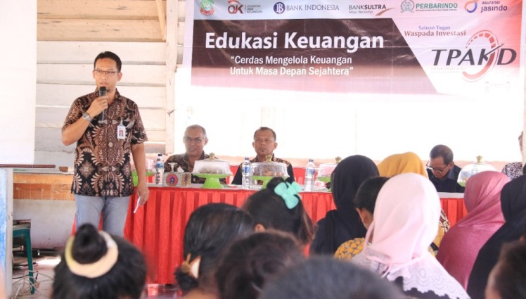 Kepala OJK Sultra, Mohammad Fredly Nasution memberikan edukasi mengelola keuangan di Desa Labengki, Kabupaten Konawe Utara, Sultra, Senin (7/5/2018) (Foto: OJK/SULTRAKINI.COM)