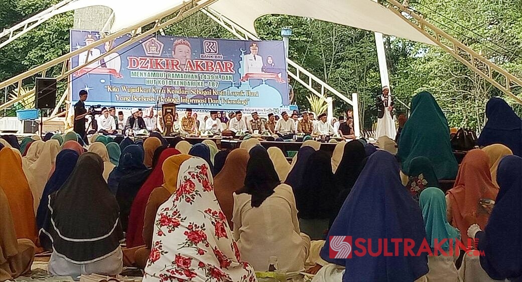 Suasana zikir akbar dan doa bersama Pemerintah Kota Kendari dan masyarakat pada rangkaian HUT Kota Kendari ke-187 di pelataran Taman Kota, Senin (7/5/2018). (Foto: Hasrul Tamrin/SULTRAKINI.COM)