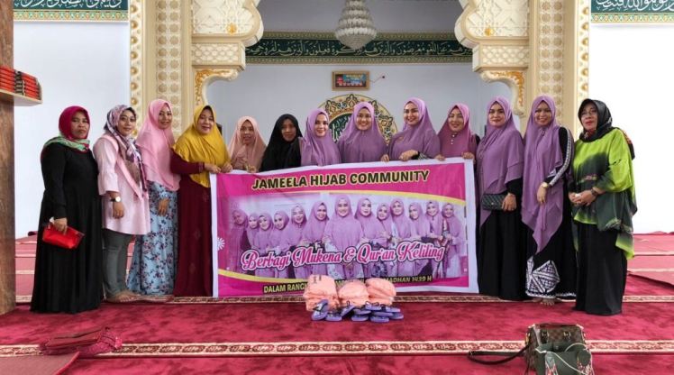 Jameela Hijab Community saat memberikan bantuan mukena, Al Quran, sandal, Senin (14/5/2018). (Foto: Hasrul Tamrin/SULTRAKINI. COM)