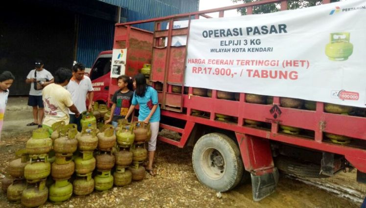 Operasi pasar penukaran gas 3 kg di Jalan Tunggala, Senin (14/5/2018). (Foto: Nur Cahaya/SULTRAKINI.COM)