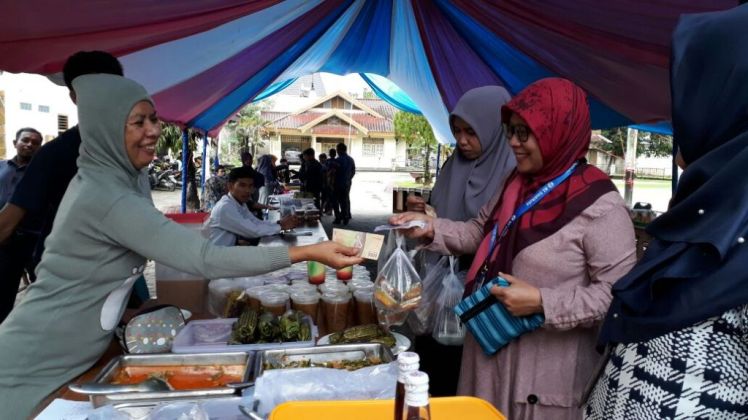 Stand bazaar kuliner Ramadan BI, Kamis (17/5/2018) (Foto: BI/SULTRAKINI.COM)