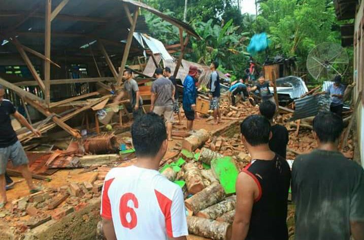 Rumah warga yang roboh akibat pohon tumbang di Desa Kondono, Kecamatan Laonti, Rabu (16/05/2018). (Foto:Doc.SultraKini.com).