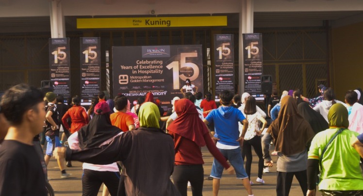 Ket Gam: MGM merayakan ulang tahun di rangkaian denga kegiatan olahraga (zumba) pelataran gelora bung karno Jakarta, Selasa (22 Mei 2018) (Foto: Istimewa/SULTRAKINI.COM)