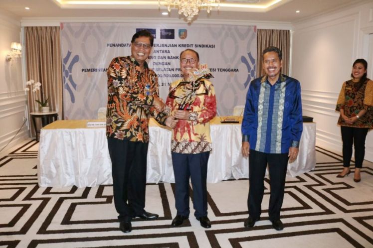 Bupati Konsel H. Surunuddin Dangga dan Kepala Bank Jateng Suprayitno saat Penandatanganan perjanjian Kredit Sindikasi, Senin (21/05/2018). (foto: Humad Pemda Konsel/SULTRAKINI.COM)