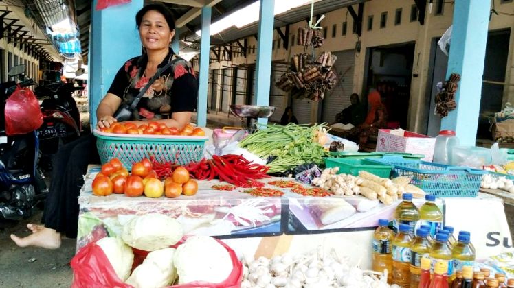 Pedagang di pasar Pagi Wakatobi. (Foto: Amran Mustar Ode/SULTRAKINI.COM)