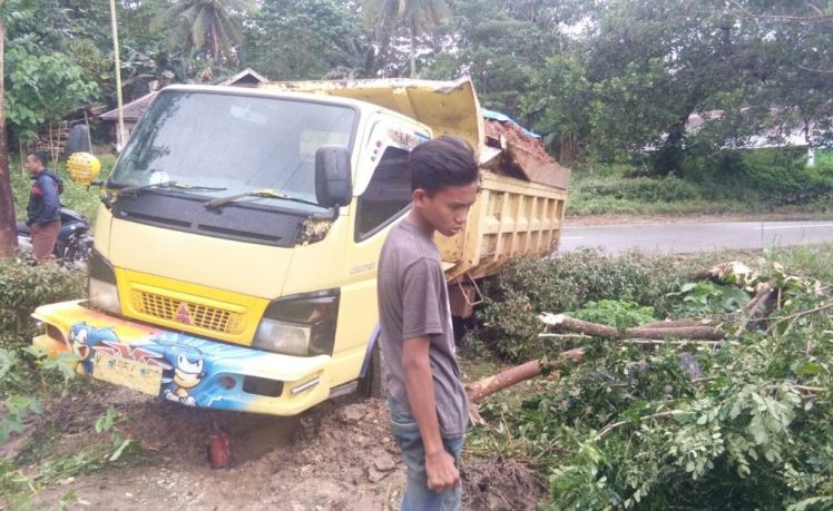 Truck pengangkut Ore Nikel yang lepas Kendali di Desa Lalonggombu, kecamatan Andoolo, kabupaten Konawe Selatan, Provinsi sulawesi tenggara (Sultra), Jumat (25/05/2018).(Foto: Adryan Lusa/ SULTRAKINI.COM)