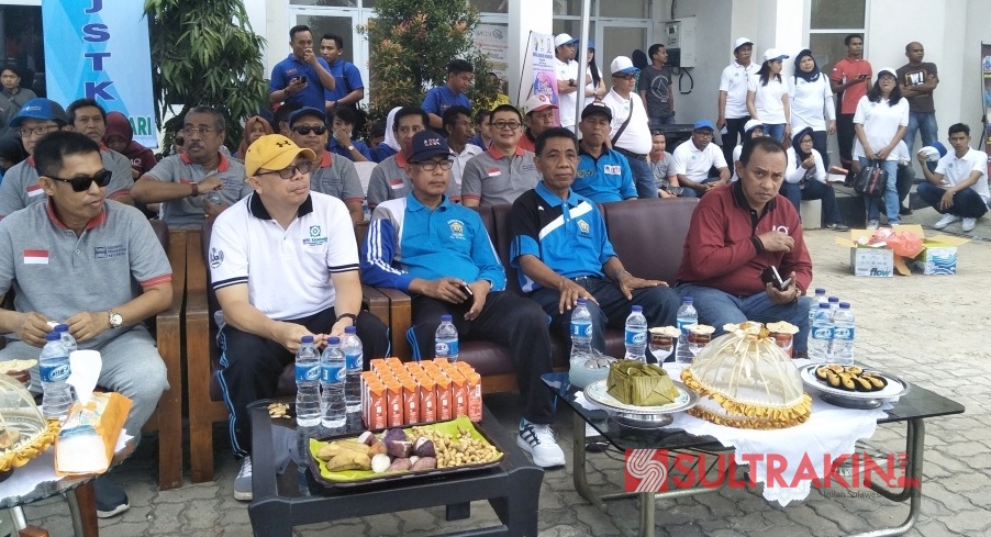 Kepala Dinas Tenaga Kerja dan Transmigrasi Provinsi Sulawesi Tenggara, Saemu Alwi (dua dari kiri) di peringatan hari Buruh, Selasa (1/5/2018). (Foto: Nur Cahaya/SULTRAKINI.COM)