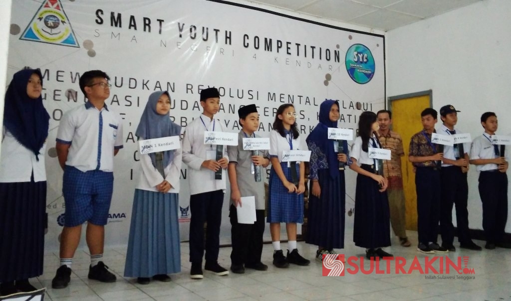 Peserta Smart Youth Competition yang diadakan SMAN 4 Kendari usai dilakukan penyematan tanda pengenal peserta, Senin (1/5/2018). (Foto: Hasrul Tamrin/SULTRAKINI.COM)