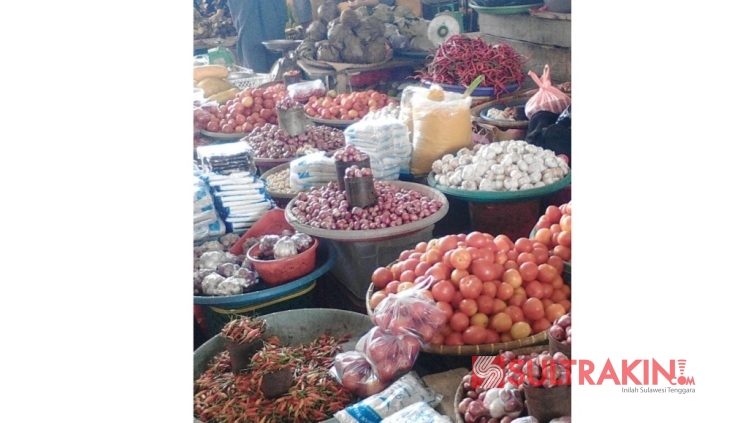 Sejumlah bahan pokok di pasar Korem, Kota Kendari, Minggu (6/5/2018). (Foto: Rifin/SULTRAKINI.COM)