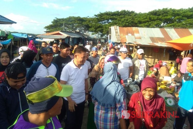 Mantan Bupati Muna, LM. Baharuddin saat berkunjung ke pasar Sentral Laino. (Foto: Arto Rasyid/SULTRAKINI.COM)