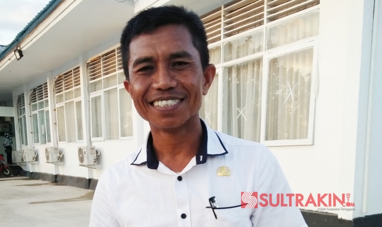 Sekretaris DPMD Kabupaten Buton Tengah, Armin (Foto: Ali Tidar/SULTRAKINI.COM)