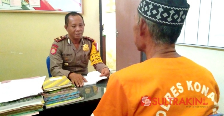 Kapolsek Wawotobi, IPTU Saftu Dirman saat memeriksa tersangka R di ruang penyidikan. (Foto: Mas Jaya/SULTRAKINI.COM)